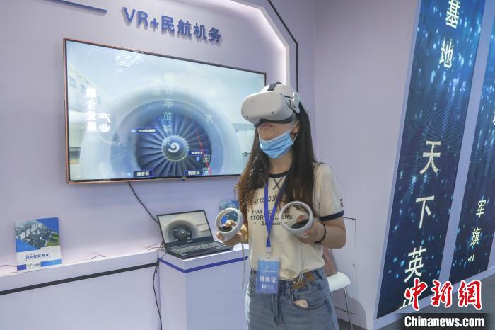 图为南昌馆内，一位媒体记者在体验VR+民航机务教学系统。　刘力鑫 摄
