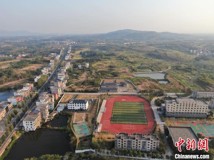 9月29日，航拍江西九江湖口县均桥供水加压站所在的均桥镇。　刘力鑫 摄