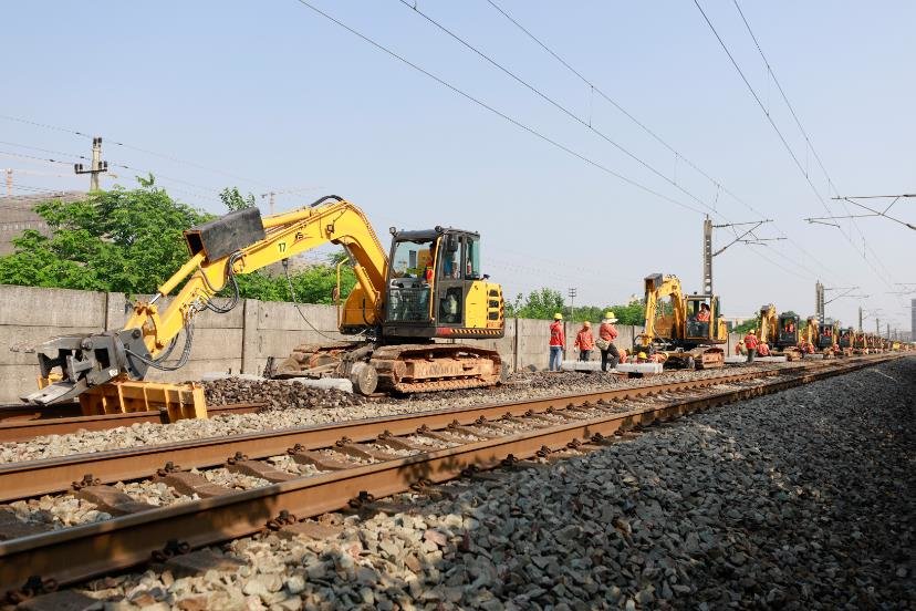 京九铁路江西段进行大规模机械化换枕施工 施工将持续到6月初