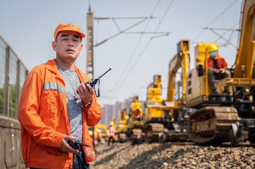 京九铁路江西段进行大规模机械化换枕施工 施工将持续到6月初