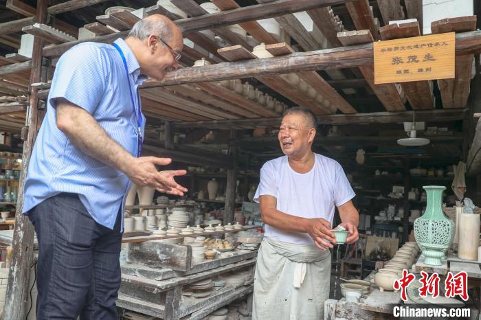 图为约旦驻华大使胡萨姆·侯赛尼(左)在与景德镇手工制瓷技艺非遗传承人交流。　刘力鑫 摄