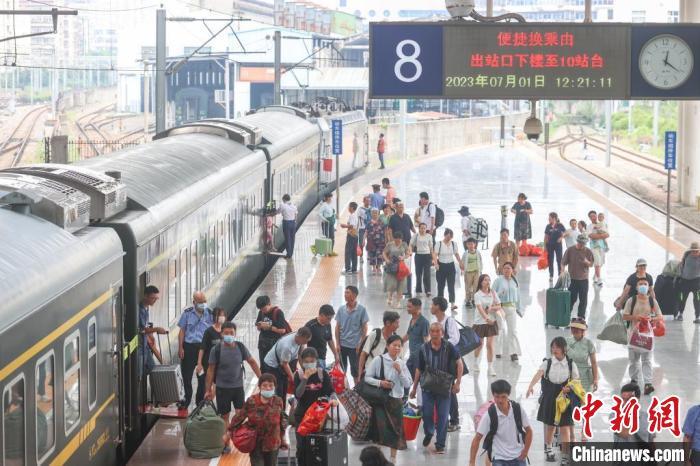 7月1日，江西南昌站，旅客抵站下车。当日，为期62天的2023年全国铁路暑期运输启动。(资料图)中新社记者 刘力鑫 摄