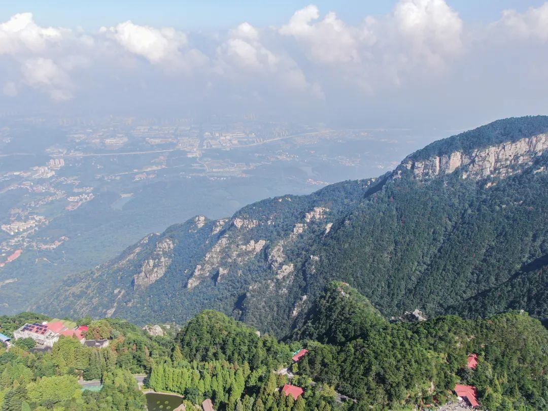 航拍庐山雨后放晴 白云飘飘景如画（图）