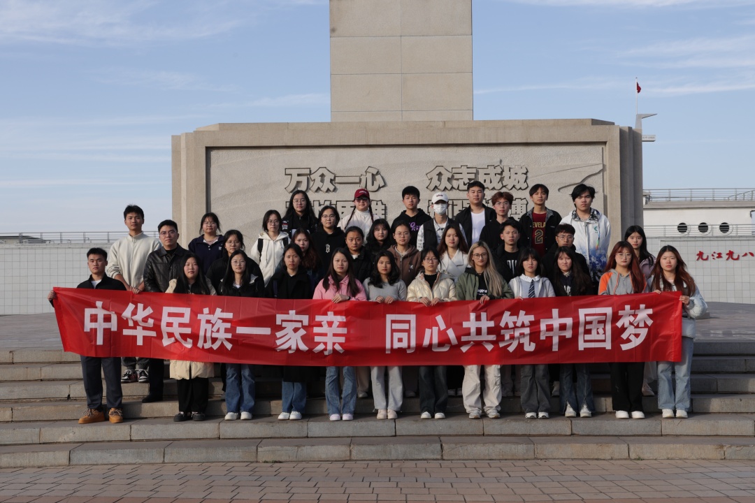 九江职业大学组织各族学生代表参观抗洪展陈馆.JPG