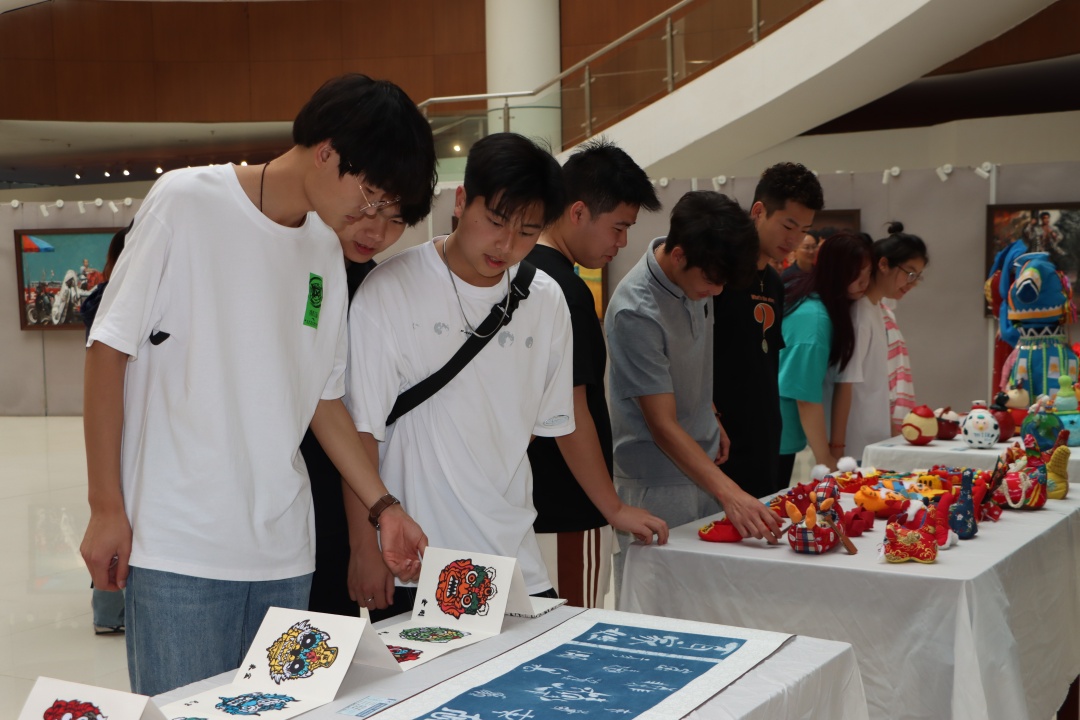 九江职业大学举办中华民族传统文化作品展.jpg