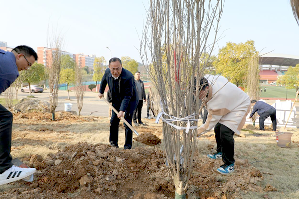 2 我校开展“民族团结一家亲 同心共植石榴树”活动_副本