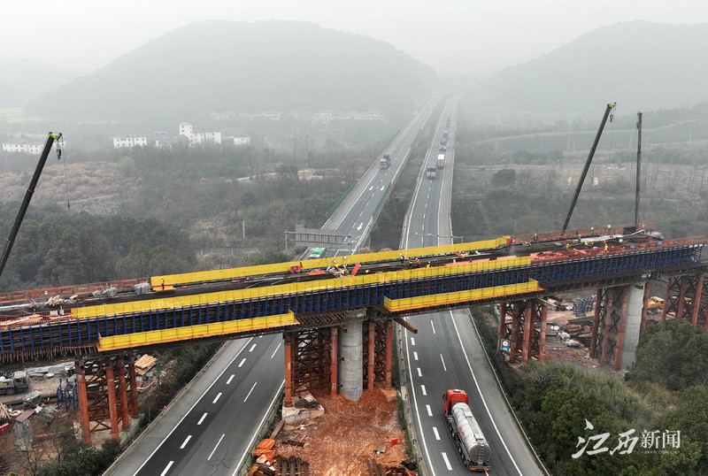 昌九高铁庐山桥梁群首次成功跨越杭瑞高速公路