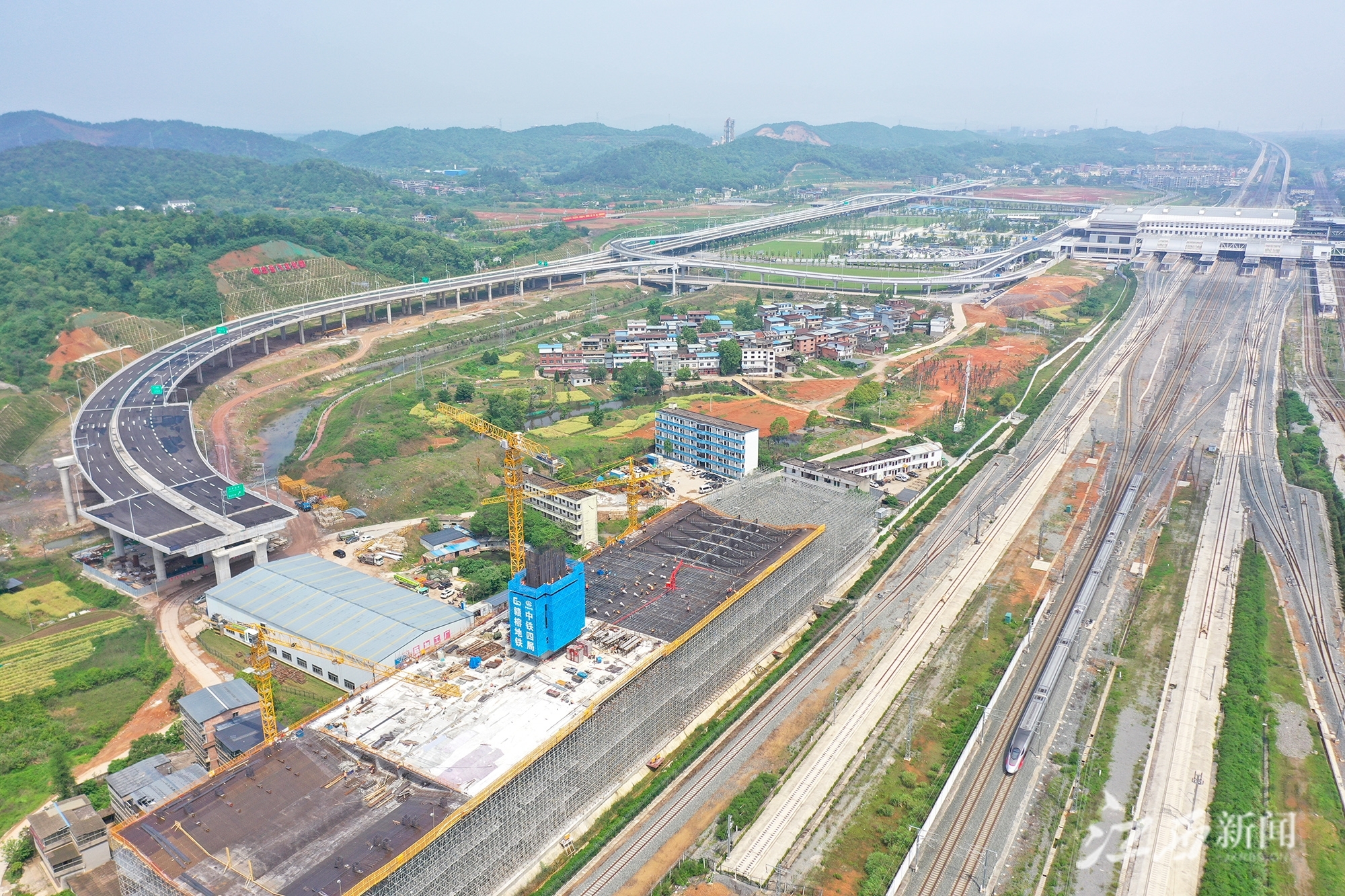 ▲跨庐山站立交工程项目是九江新建快速路控制性工程，上跨14股铁路线路。