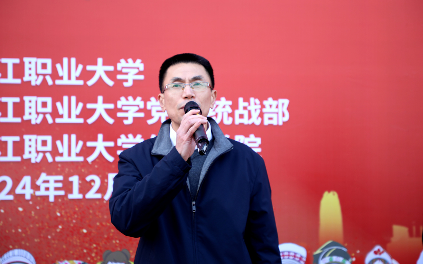 2.九江职业大学党委副书记荣君宣布首届民族团结趣味运动会开赛.JPG