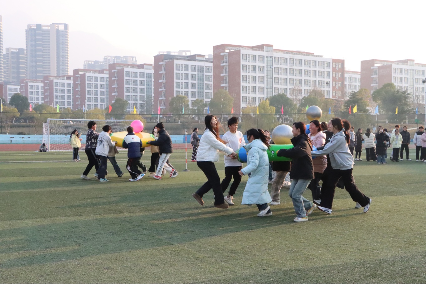 7.“众星捧月”项目比赛中.jpg