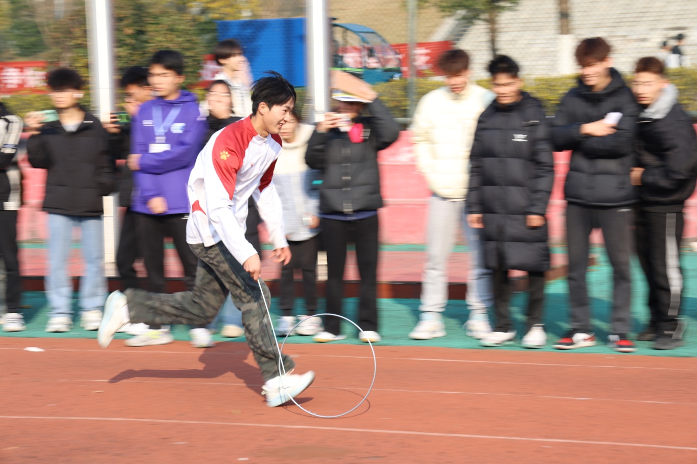 6.运动员参加“风驰电掣”项目.JPG