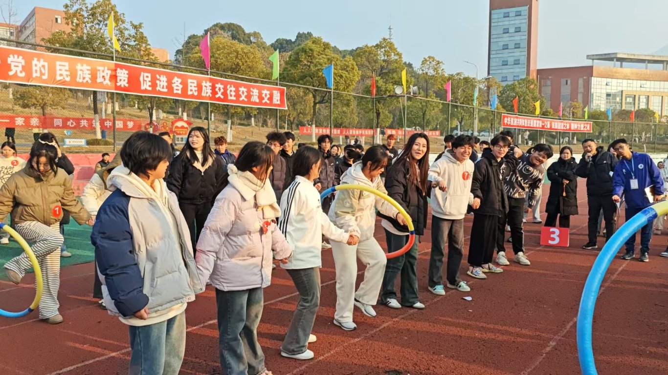 8.各族学子参加“一圈到底”项目.jpg