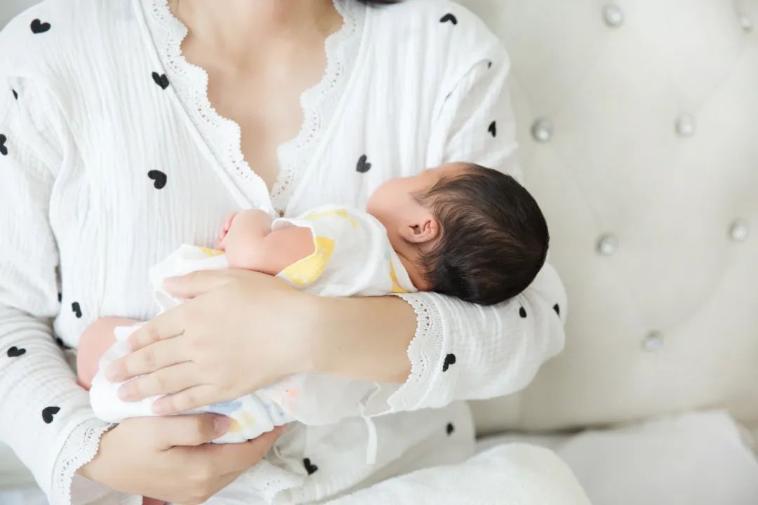 千库网_婴儿护理新生三胎母婴亲子人像摄影图配图_摄影图编号222728.jpg