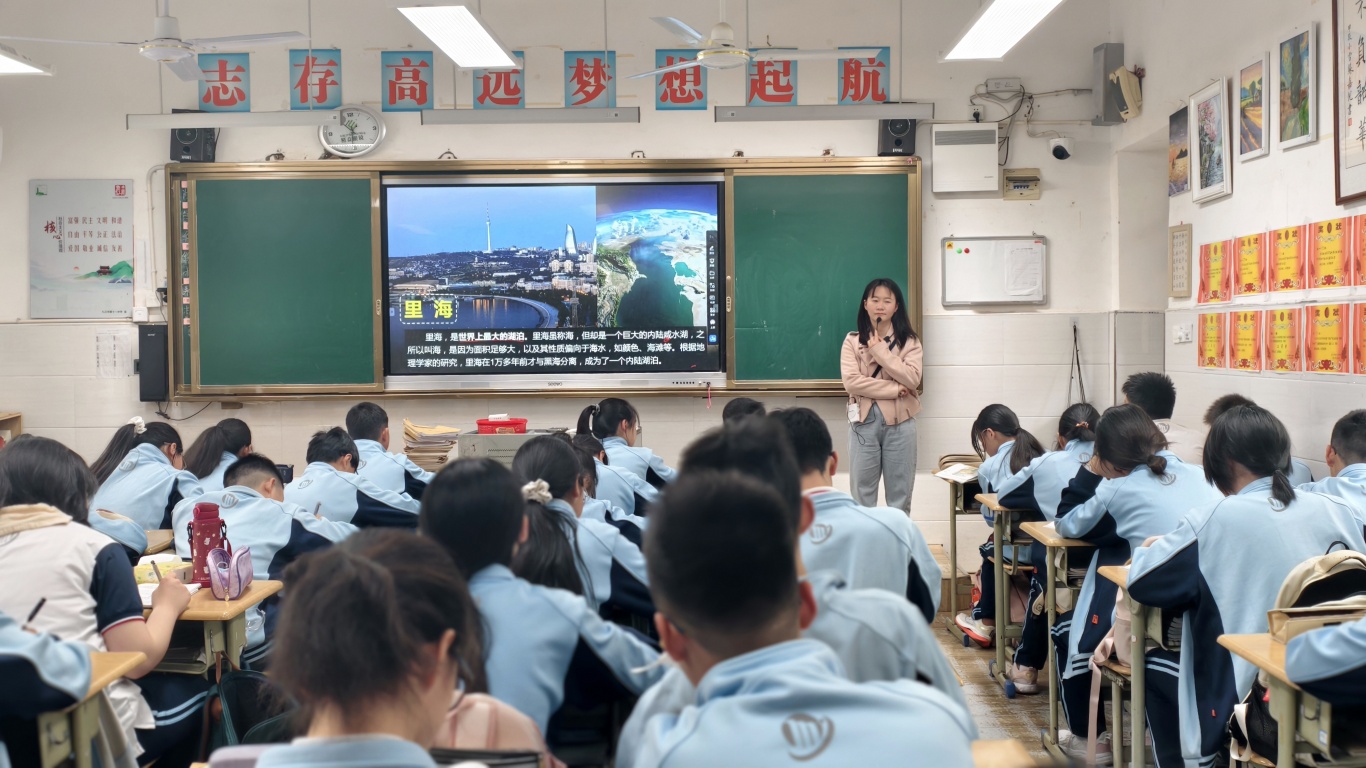 11何杏老师上课.jpg