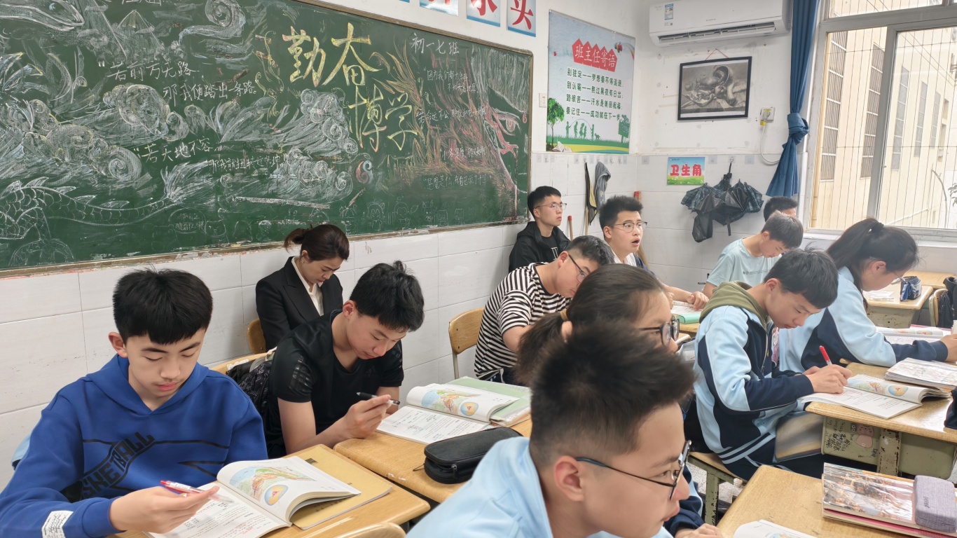 12家长听何杏老师的课.jpg