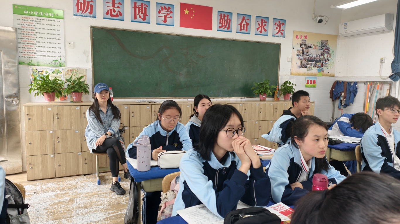 10家长听刘老师的课.jpg