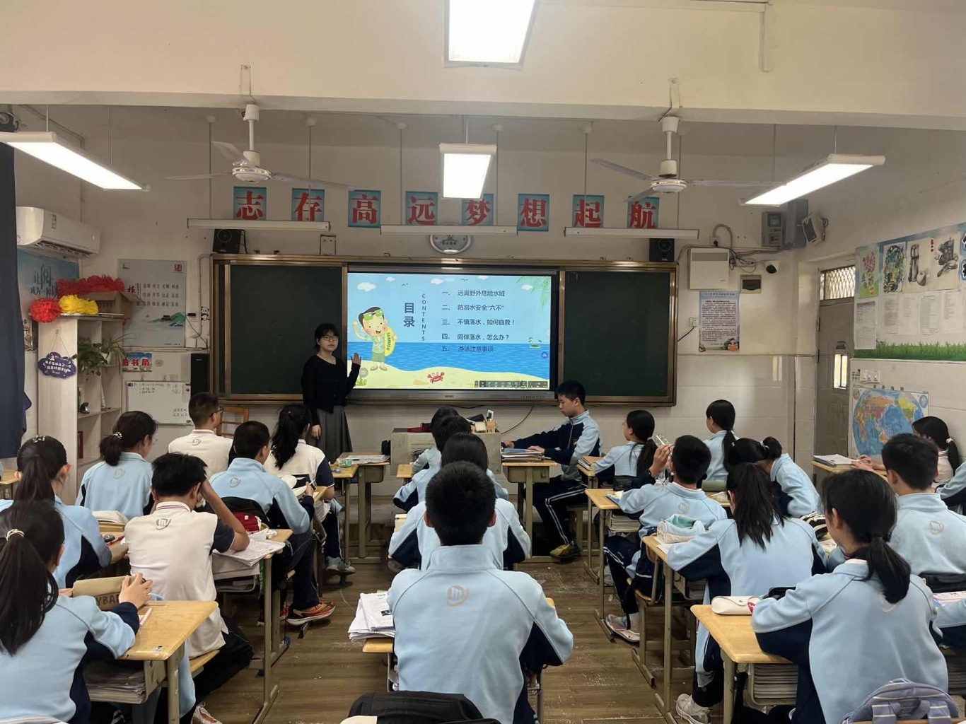 2.1 防溺水主题班会.jpg