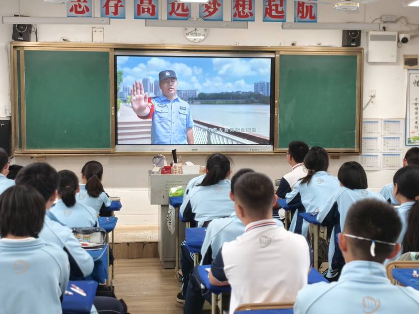 2.4 观看防溺水警示教育片.jpg