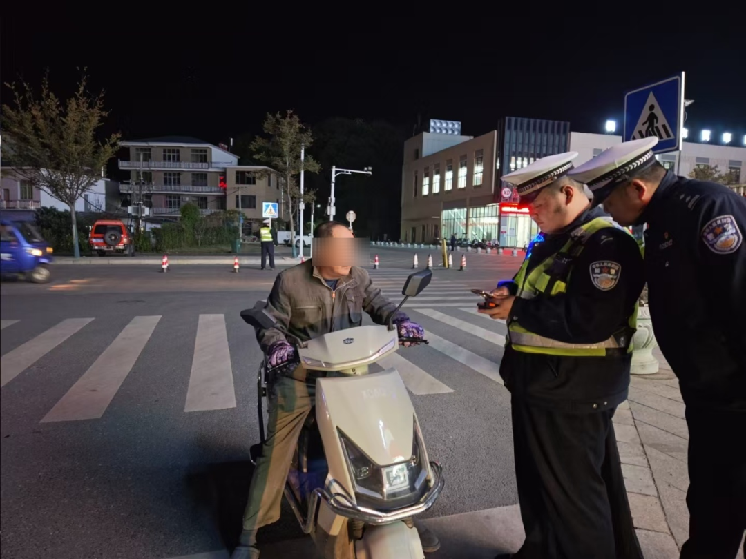 2025年11月21日20时19分,当事人曹林金(男,59岁)驾驶电动自行车在庐山市横塘镇熊家港路段,因未按规定佩戴头盔被执勤交警拦停。执勤交警在现场对其进行了批评教育,并依法进行了处罚。.jpg